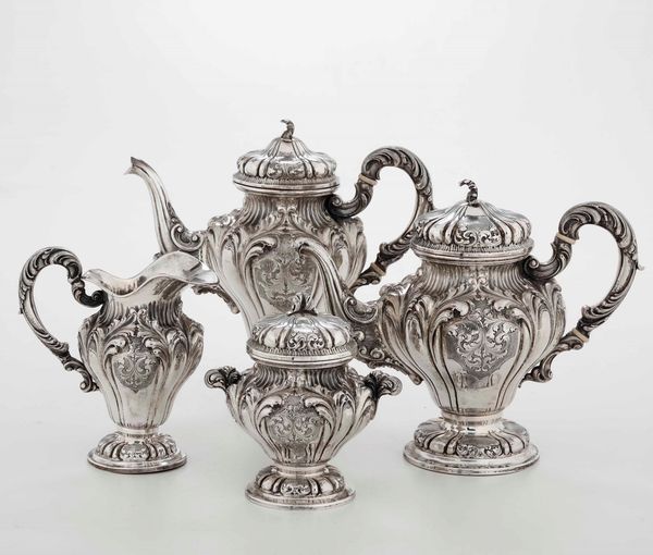 Servizio da t e caff in argento fuso e cesellato. Argenteria milanese del XX secolo. Argentiere Ferdinando Meloncelli  - Asta Argenti | Cambi TIME - Associazione Nazionale - Case d'Asta italiane