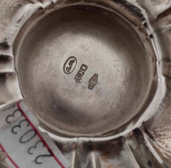 Servizio da t e caff in argento fuso e cesellato. Argenteria milanese del XX secolo. Argentiere Ferdinando Meloncelli  - Asta Argenti | Cambi TIME - Associazione Nazionale - Case d'Asta italiane