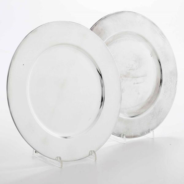 Coppia di sottopiatti in argento. Argenteria veneta del XX-XXI secolo, Padova  - Asta Argenti | Cambi TIME - Associazione Nazionale - Case d'Asta italiane