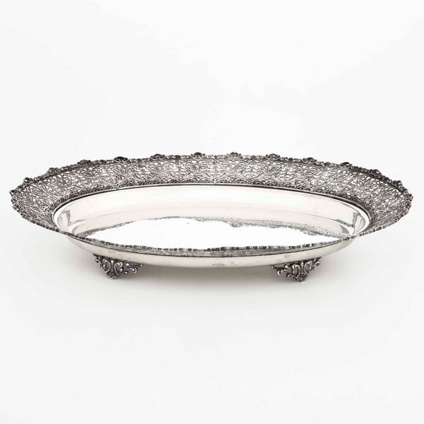 Piatto argento con bordo traforato saggio. Argenteria italiana del XX secolo (apparentemente privo di punzonatura)  - Asta Argenti | Cambi TIME - Associazione Nazionale - Case d'Asta italiane