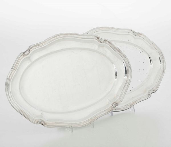 Due vassoi. Argento fuso e sagomato. Argenteria italiana del XX secolo. Argentiere Cesa Alessandria  - Asta Argenti | Cambi TIME - Associazione Nazionale - Case d'Asta italiane