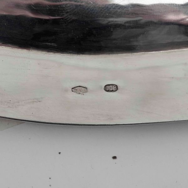 Due vassoi. Argento fuso e sagomato. Argenteria italiana del XX secolo. Argentiere Cesa Alessandria  - Asta Argenti | Cambi TIME - Associazione Nazionale - Case d'Asta italiane
