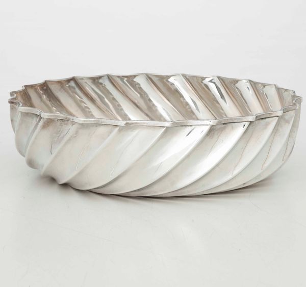 Centrotavola in argento fuso e sbalzato. Argenteria milanese del XX secolo. Argentiere Miracoli  - Asta Argenti | Cambi TIME - Associazione Nazionale - Case d'Asta italiane