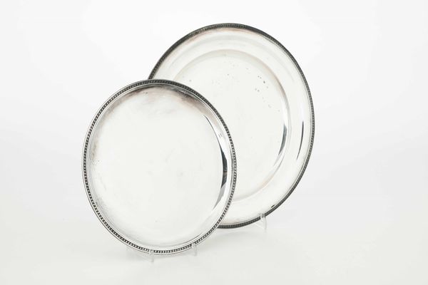 Due piatti diversi in stile impero in argento. Diverse manifatture italiane del XX secolo  - Asta Argenti | Cambi TIME - Associazione Nazionale - Case d'Asta italiane