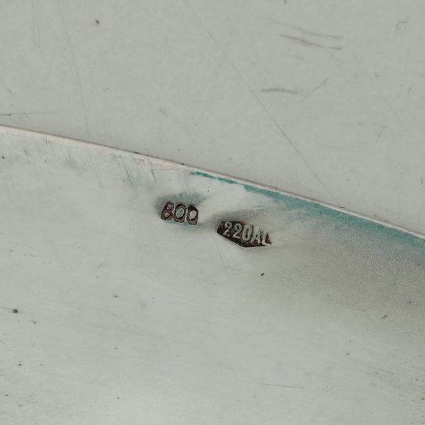 Due piatti diversi in stile impero in argento. Diverse manifatture italiane del XX secolo  - Asta Argenti | Cambi TIME - Associazione Nazionale - Case d'Asta italiane