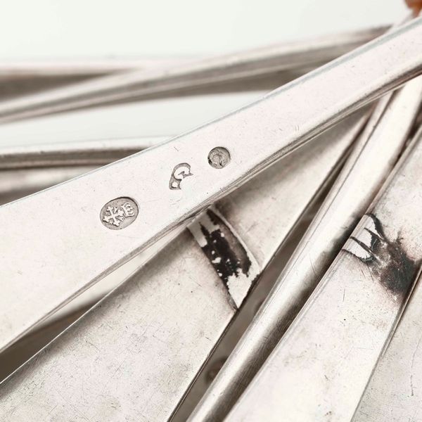 Lotto composto da 4 posate da portata, 12 forchette, 12 coltelli, 11 coltelli da frutta (5 uguali ai coltelli grandi e 6 diversi) ed un coltello in argento  - Asta Argenti | Cambi TIME - Associazione Nazionale - Case d'Asta italiane