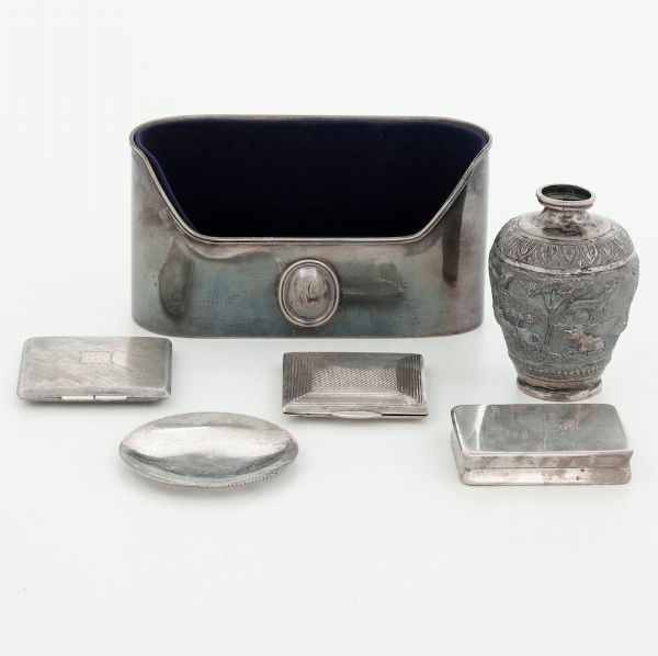 Lotto di due portacipria, una scatolina, un piattino, un vasetto e un porta biglietti in argento. Varie argenterie itaoiane del XX secolo  - Asta Argenti | Cambi TIME - Associazione Nazionale - Case d'Asta italiane