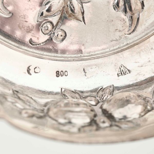 Lotto composto da una coppia di salerine in argento con cucchiaini, 6 vassoietti in argento e 1 boccettina in metallo. Differenti manifatture del XX secolo  - Asta Argenti | Cambi TIME - Associazione Nazionale - Case d'Asta italiane