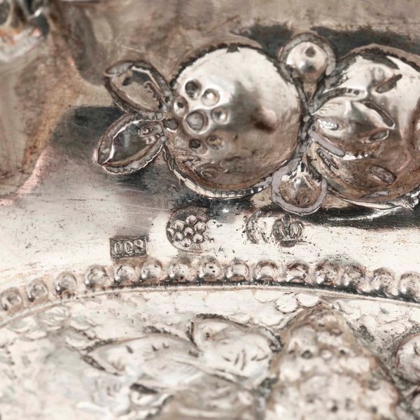 Lotto composto da una coppia di salerine in argento con cucchiaini, 6 vassoietti in argento e 1 boccettina in metallo. Differenti manifatture del XX secolo  - Asta Argenti | Cambi TIME - Associazione Nazionale - Case d'Asta italiane