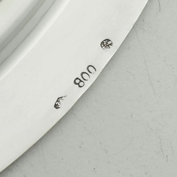 Insieme di piatto, alzata, zuccheriera e candelabro in argento. Varie manifatture italiane del XX secolo  - Asta Argenti | Cambi TIME - Associazione Nazionale - Case d'Asta italiane