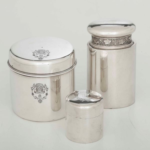 Lotto composto da tre scatole con coperchio di forma circolare. Argento fuso. Differenti epoche e manifatture, una Londra 1902, uno Francia XVIII-XIX secolo  - Asta Argenti | Cambi TIME - Associazione Nazionale - Case d'Asta italiane