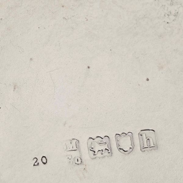Lotto composto da tre scatole con coperchio di forma circolare. Argento fuso. Differenti epoche e manifatture, una Londra 1902, uno Francia XVIII-XIX secolo  - Asta Argenti | Cambi TIME - Associazione Nazionale - Case d'Asta italiane