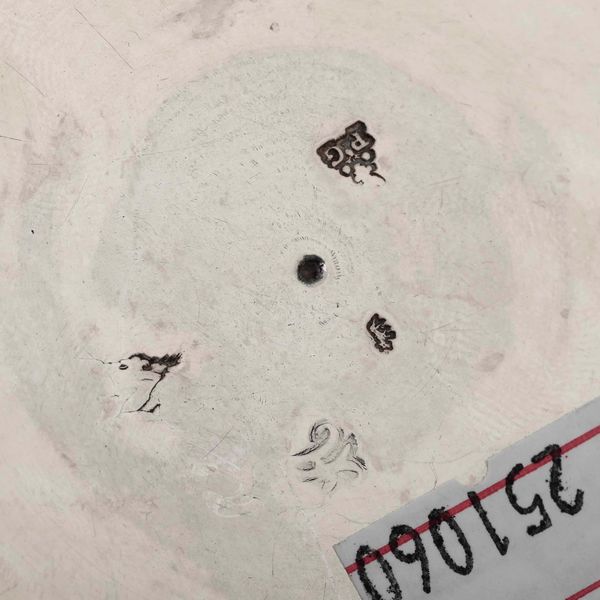 Lotto composto da tre scatole con coperchio di forma circolare. Argento fuso. Differenti epoche e manifatture, una Londra 1902, uno Francia XVIII-XIX secolo  - Asta Argenti | Cambi TIME - Associazione Nazionale - Case d'Asta italiane