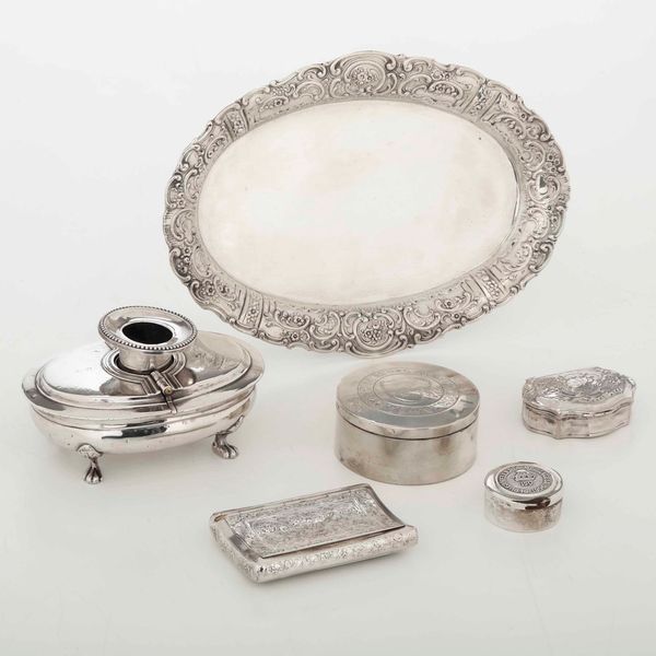 Lotto in argento composto da quattro scatole con coperchio, un vassoio, vaschetta con portacandele. Differenti epoche e manifatture  - Asta Argenti | Cambi TIME - Associazione Nazionale - Case d'Asta italiane