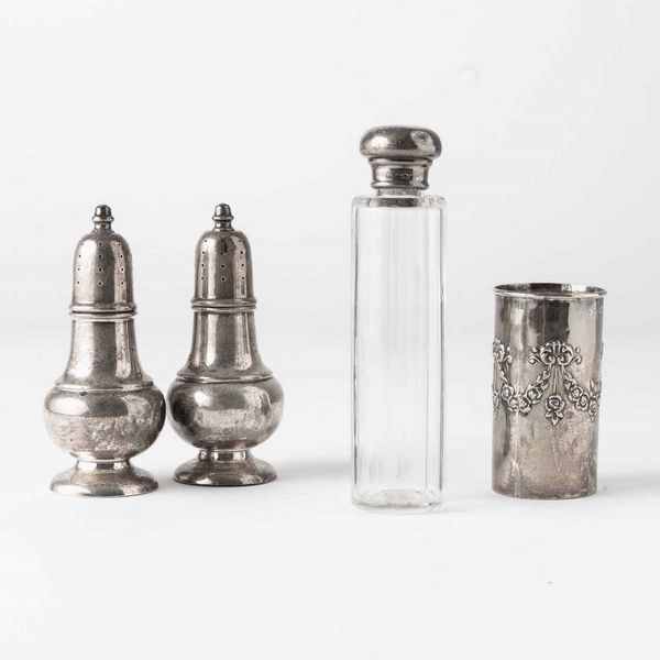 Lotto di un sale e pepe in argento 925, un vasetto in argento inglese e una boccetta con tappo in argento. XX secolo  - Asta Argenti | Cambi TIME - Associazione Nazionale - Case d'Asta italiane