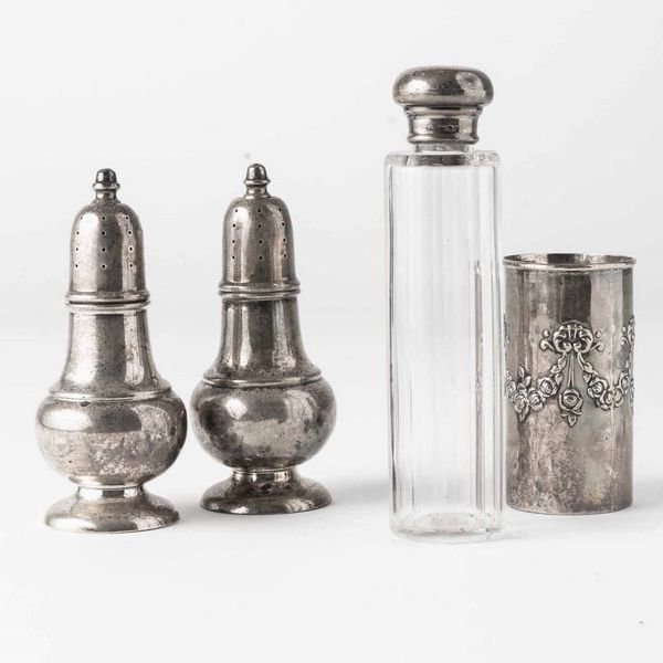 Lotto di un sale e pepe in argento 925, un vasetto in argento inglese e una boccetta con tappo in argento. XX secolo  - Asta Argenti | Cambi TIME - Associazione Nazionale - Case d'Asta italiane