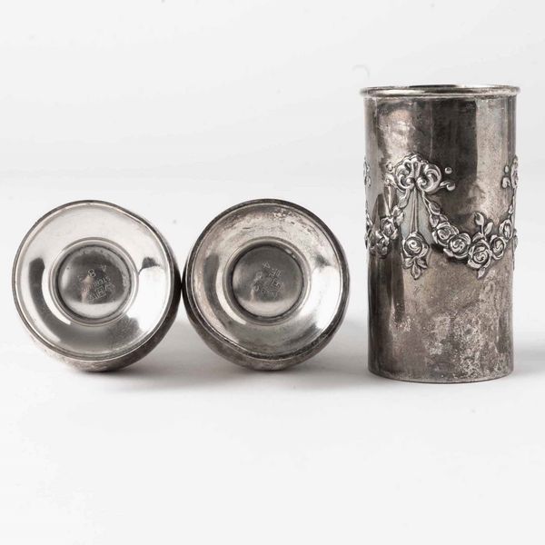 Lotto di un sale e pepe in argento 925, un vasetto in argento inglese e una boccetta con tappo in argento. XX secolo  - Asta Argenti | Cambi TIME - Associazione Nazionale - Case d'Asta italiane