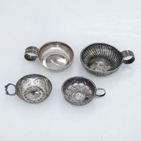 Quattro tastevin. Argento fuso e sbalzato. Manifatture diverse, XIX-XX secolo  - Asta Argenti | Cambi TIME - Associazione Nazionale - Case d'Asta italiane