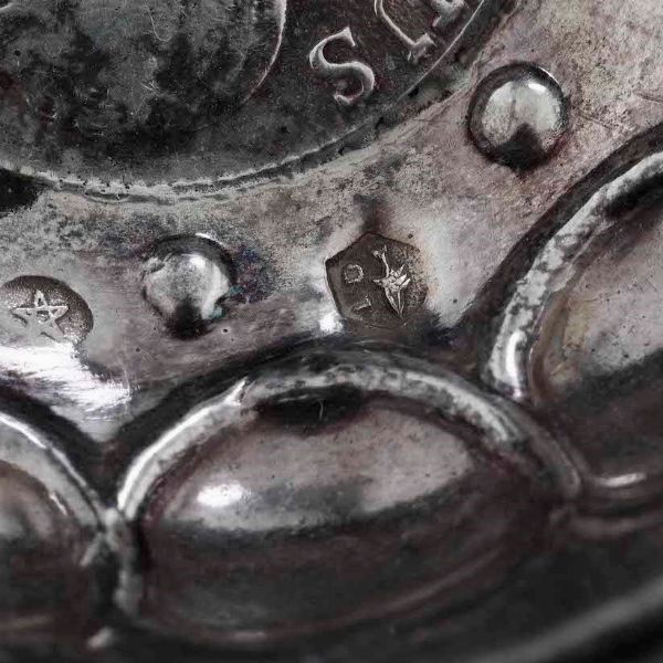 Quattro tastevin. Argento fuso e sbalzato. Manifatture diverse, XIX-XX secolo  - Asta Argenti | Cambi TIME - Associazione Nazionale - Case d'Asta italiane