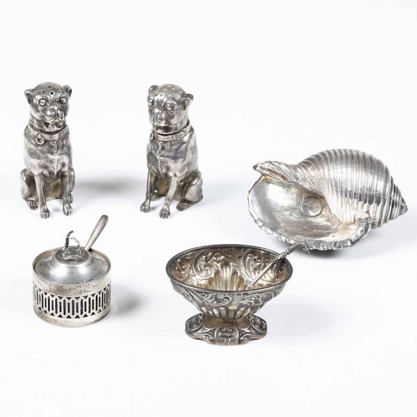 Lotto di saliere tra cui una saliera con conchiglia ed una con vetro blu in metallo e argento. Varie manifatture del XX secolo  - Asta Argenti | Cambi TIME - Associazione Nazionale - Case d'Asta italiane