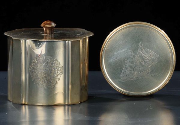 Scatola circolare in argento 925 fuso e cesellato. Argenteria fiorentina del XX secolo  - Asta Argenti | Cambi TIME - Associazione Nazionale - Case d'Asta italiane