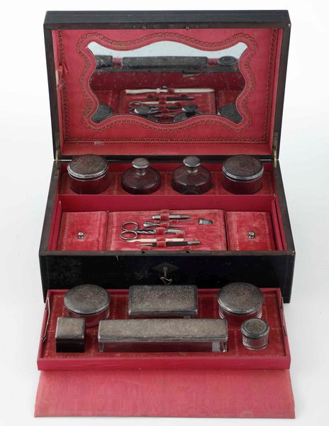 Servizio da viaggio per toilette in metallo argentato entro custodia in legno. Italia (?) XIX-XX secolo  - Asta Argenti | Cambi TIME - Associazione Nazionale - Case d'Asta italiane