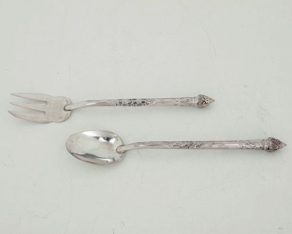 Servizio di 6 Cucchiaini e 6 forchette da dolce in metallo argentato. Argenteria italiana del XX secolo  - Asta Argenti | Cambi TIME - Associazione Nazionale - Case d'Asta italiane