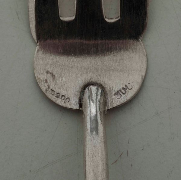 Servizio di 6 Cucchiaini e 6 forchette da dolce in metallo argentato. Argenteria italiana del XX secolo  - Asta Argenti | Cambi TIME - Associazione Nazionale - Case d'Asta italiane