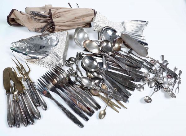 Insieme di posate e pesce in metallo argentato  - Asta Argenti | Cambi TIME - Associazione Nazionale - Case d'Asta italiane