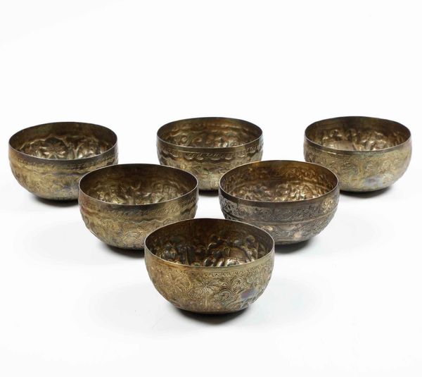 Sei coppette in metallo lavorato con scene di caccia  - Asta Argenti | Cambi TIME - Associazione Nazionale - Case d'Asta italiane