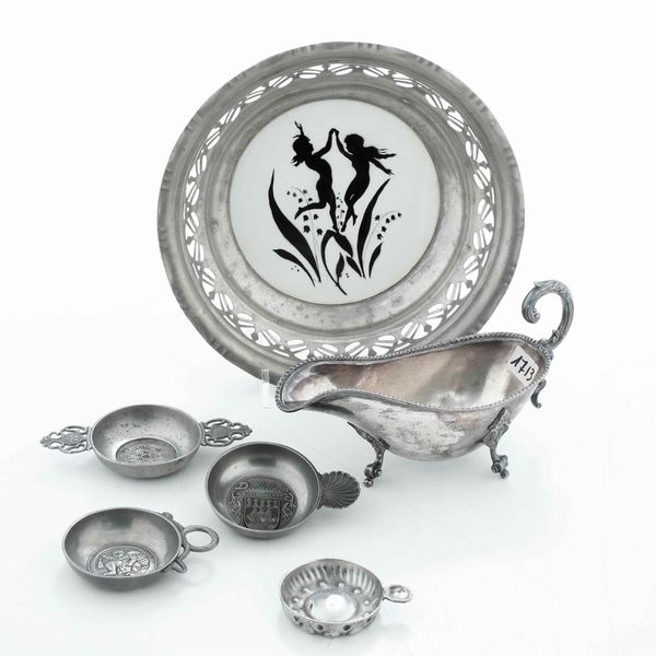 Lotto di una salsiera, tre ciotole, un tastevin in peltro e metallo argentato e un cestino in peltro e porcellana dipinta  - Asta Argenti | Cambi TIME - Associazione Nazionale - Case d'Asta italiane