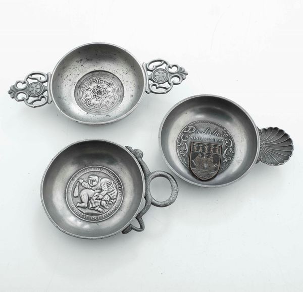 Lotto di una salsiera, tre ciotole, un tastevin in peltro e metallo argentato e un cestino in peltro e porcellana dipinta  - Asta Argenti | Cambi TIME - Associazione Nazionale - Case d'Asta italiane