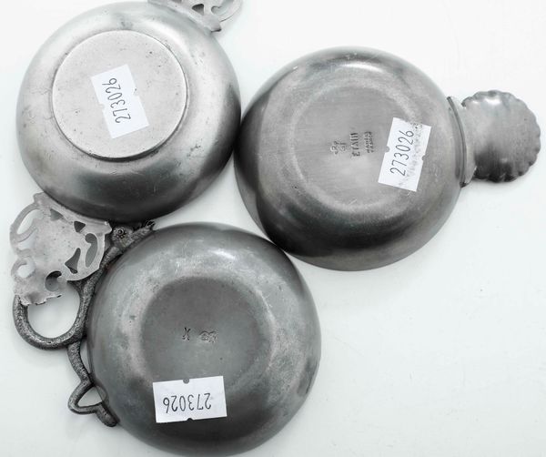 Lotto di una salsiera, tre ciotole, un tastevin in peltro e metallo argentato e un cestino in peltro e porcellana dipinta  - Asta Argenti | Cambi TIME - Associazione Nazionale - Case d'Asta italiane