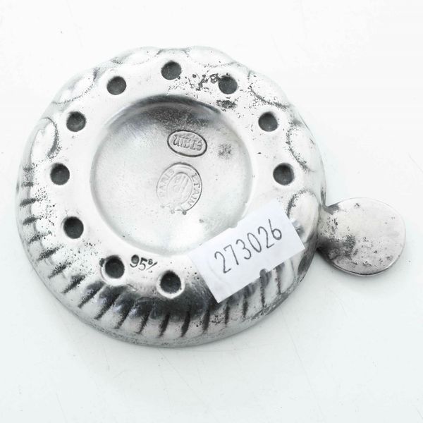 Lotto di una salsiera, tre ciotole, un tastevin in peltro e metallo argentato e un cestino in peltro e porcellana dipinta  - Asta Argenti | Cambi TIME - Associazione Nazionale - Case d'Asta italiane