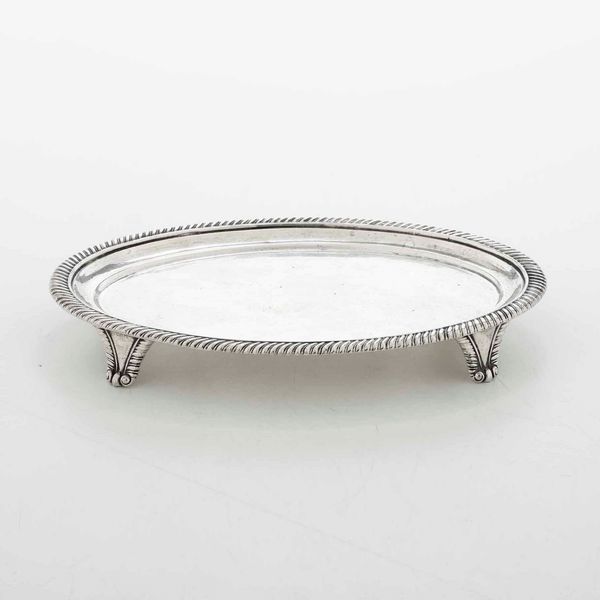 Salver. Argento fuso, sbalzato e cesellato. Marchi della citt di Londra per lanno 1777 e dellargentiere (non identificato)  - Asta Argenti | Cambi TIME - Associazione Nazionale - Case d'Asta italiane
