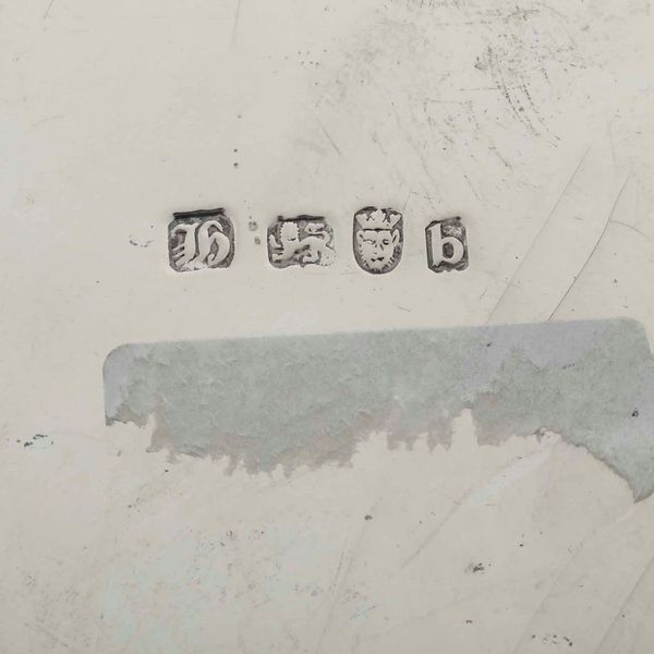 Salver. Argento fuso, sbalzato e cesellato. Marchi della citt di Londra per lanno 1777 e dellargentiere (non identificato)  - Asta Argenti | Cambi TIME - Associazione Nazionale - Case d'Asta italiane