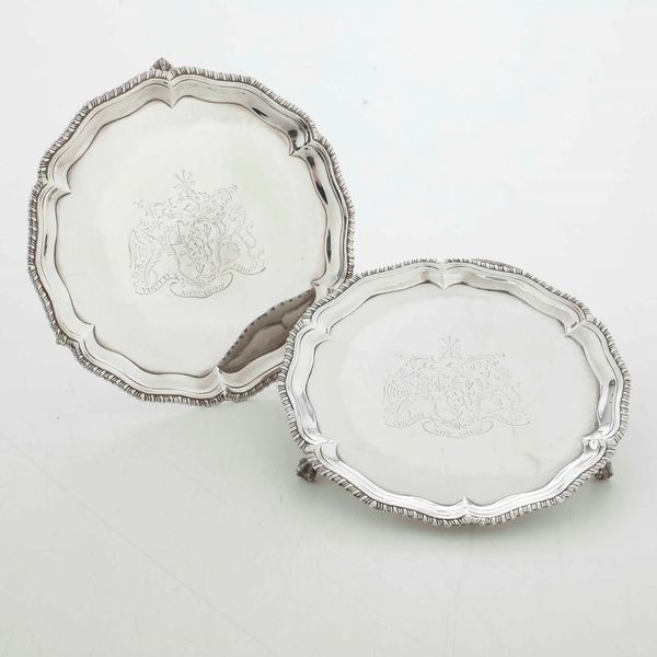 Coppia di salver. Argento fuso, sbalzato e cesellato. Londra 1759. Marchi dellargentiere IC (John Carter documentato dal 1797, probabile autore degli stemmi incisi in epoca posteriore)  - Asta Argenti | Cambi TIME - Associazione Nazionale - Case d'Asta italiane