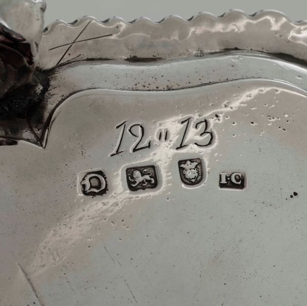 Coppia di salver. Argento fuso, sbalzato e cesellato. Londra 1759. Marchi dellargentiere IC (John Carter documentato dal 1797, probabile autore degli stemmi incisi in epoca posteriore)  - Asta Argenti | Cambi TIME - Associazione Nazionale - Case d'Asta italiane