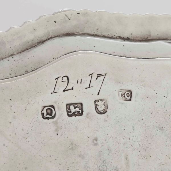 Coppia di salver. Argento fuso, sbalzato e cesellato. Londra 1759. Marchi dellargentiere IC (John Carter documentato dal 1797, probabile autore degli stemmi incisi in epoca posteriore)  - Asta Argenti | Cambi TIME - Associazione Nazionale - Case d'Asta italiane