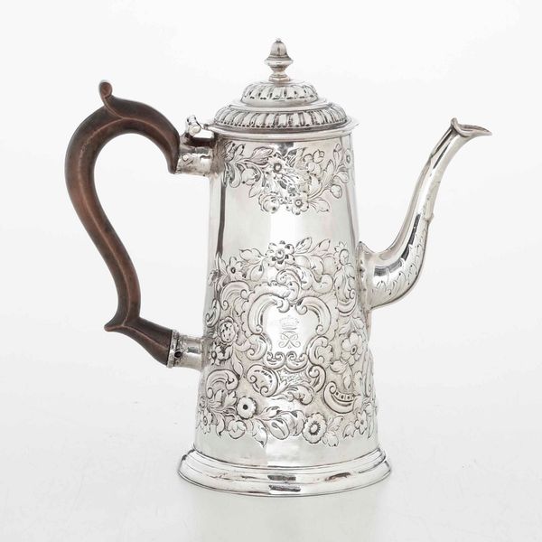 Caffettiera in argento fuso, sbalzato e cesellato. Bollo della citt� di Londra, probabile XVIII secolo (apparentemente priva del marchio del facitore)  - Asta Argenti | Cambi TIME - Associazione Nazionale - Case d'Asta italiane