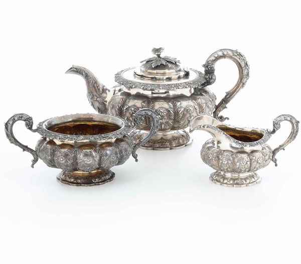 Teiera, lattiera e biscottiera. Argento fuso, sbalzato e cesellato. Bollo della citt di Londra per l'anno 1828, argentiere Richard Pearce & George Burrows  - Asta Argenti | Cambi TIME - Associazione Nazionale - Case d'Asta italiane