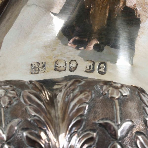 Teiera, lattiera e biscottiera. Argento fuso, sbalzato e cesellato. Bollo della citt di Londra per l'anno 1828, argentiere Richard Pearce & George Burrows  - Asta Argenti | Cambi TIME - Associazione Nazionale - Case d'Asta italiane