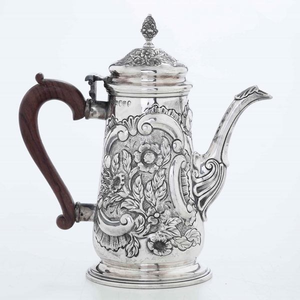Caffettiera. Argento fuso, sbalzato e cesellato. Bollo della citt� di Londra per l'anno 1830, argentiere TS (non identificato)  - Asta Argenti | Cambi TIME - Associazione Nazionale - Case d'Asta italiane