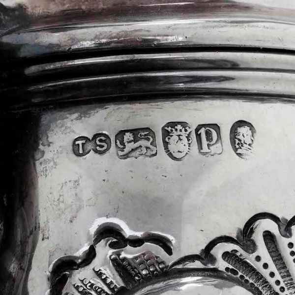 Caffettiera. Argento fuso, sbalzato e cesellato. Bollo della citt� di Londra per l'anno 1830, argentiere TS (non identificato)  - Asta Argenti | Cambi TIME - Associazione Nazionale - Case d'Asta italiane