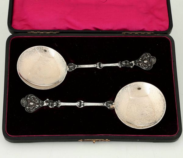 Coppia di cucchiai in argento. Bollo della citt� di Londra per l'anno 1899  - Asta Argenti | Cambi TIME - Associazione Nazionale - Case d'Asta italiane