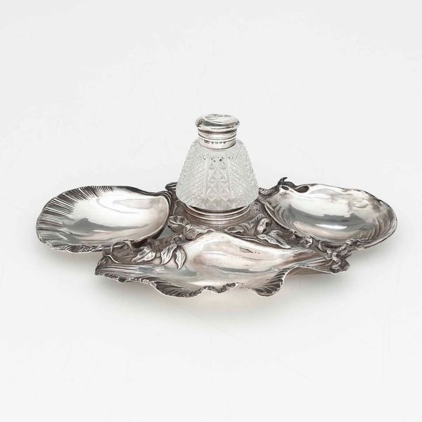 Calamaio. Argento e boccetta in vetro molato non pertinente. Marchi della citt� di Sheffield per l�anno 1859. Argentiere John Harrison & co.  - Asta Argenti | Cambi TIME - Associazione Nazionale - Case d'Asta italiane