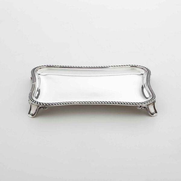 Salver. Argento fuso. Argenteria scozzese inizi XX secolo, marchi della citt� di Edimburgo per l�anno 1905 e dell�Argentiere Hamilton & Inches  - Asta Argenti | Cambi TIME - Associazione Nazionale - Case d'Asta italiane