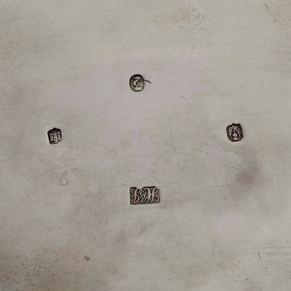 Salver. Argento fuso. Argenteria scozzese inizi XX secolo, marchi della citt� di Edimburgo per l�anno 1905 e dell�Argentiere Hamilton & Inches  - Asta Argenti | Cambi TIME - Associazione Nazionale - Case d'Asta italiane