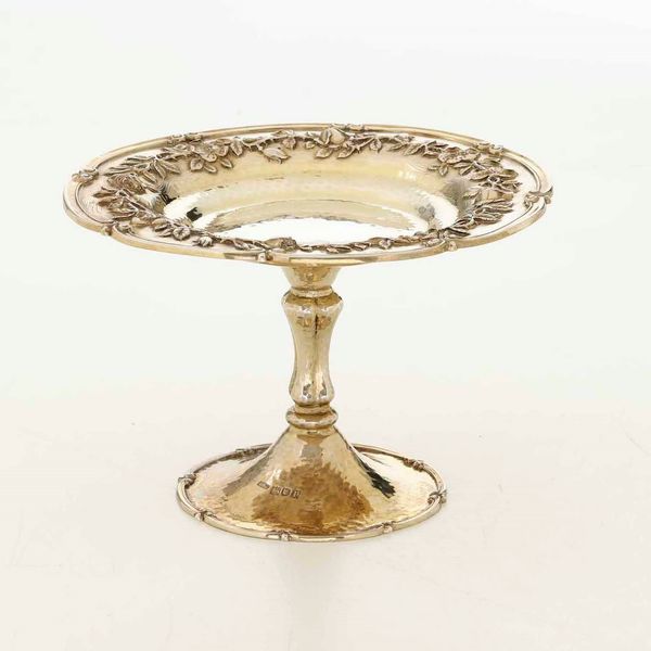 Centrotavola in argento fuso, sbalzato e dorato. Marchio della citt di Londra per l'anno 1910, argentiere P.H.A. (non identificato)  - Asta Argenti | Cambi TIME - Associazione Nazionale - Case d'Asta italiane