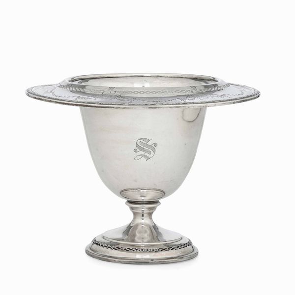 Coppa. Argento sterling fuso, sagomato e cesellato. Argenteria anglosassone o americana del XX secolo.  - Asta Argenti | Cambi TIME - Associazione Nazionale - Case d'Asta italiane